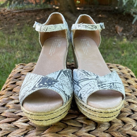 New Toms Black & White Graphic Upper, Peep Toe  Espadrille Wedge Platform Sandal - Picture 2 of 9